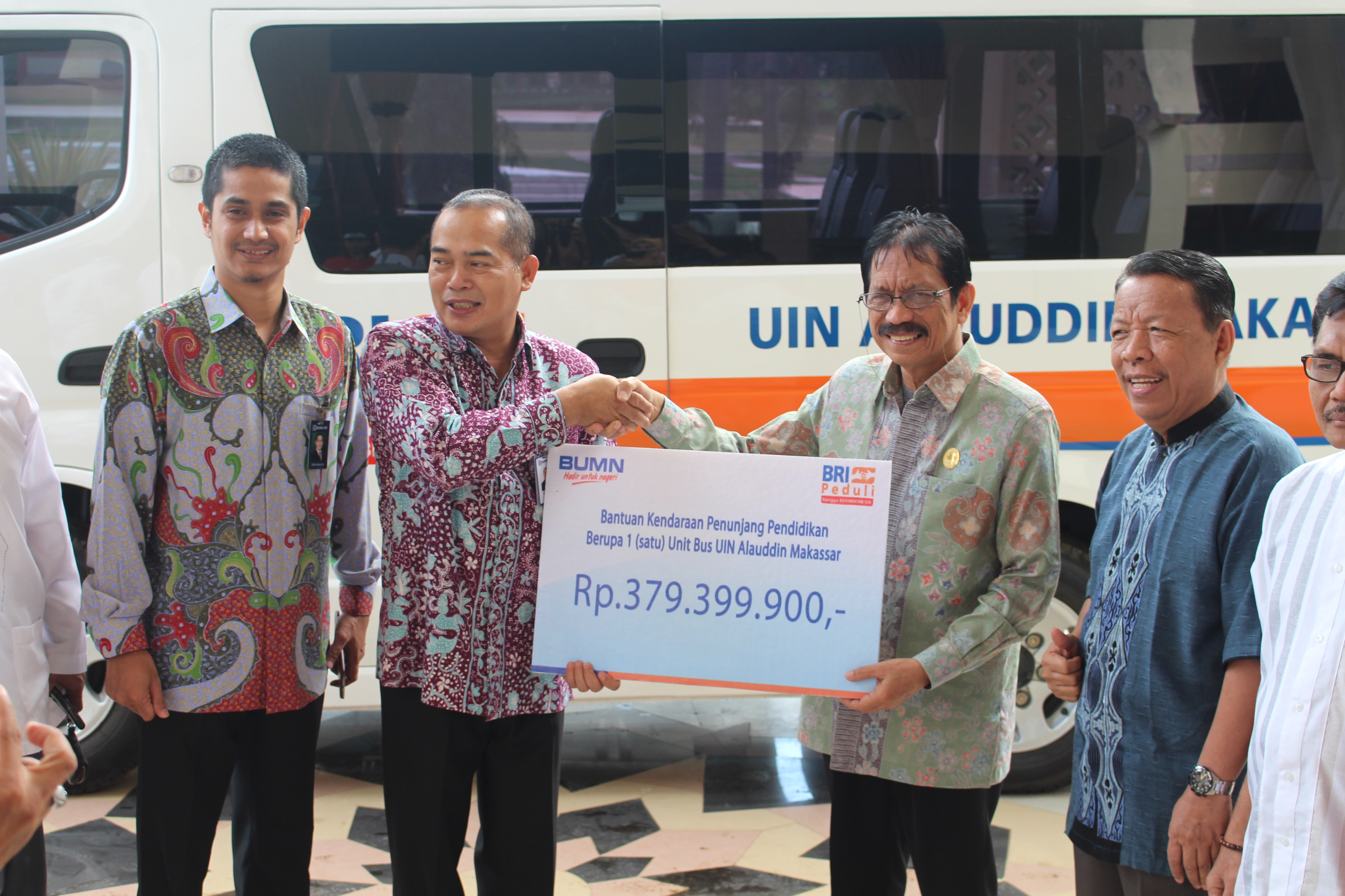 Gambar Peduli Pendidikan, BRI Berikan Mini Bus ke UIN Alauddin Makassar